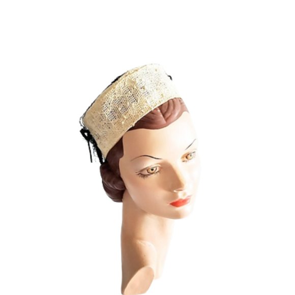 1940s True Vintage Small Off White Pillbox Style Hat With Black Veil And Bows main image 6